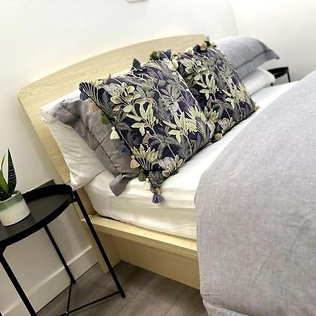 Studio Apartment In Μίλτον Κέινς Εξωτερικό φωτογραφία