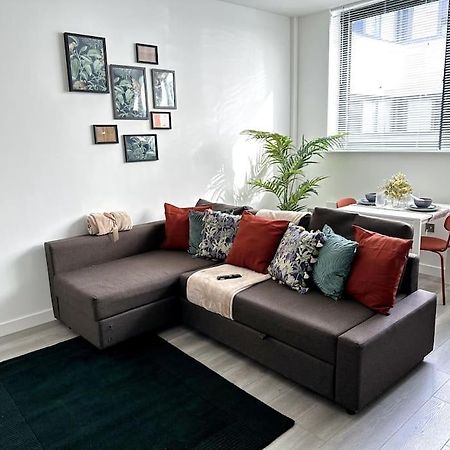 Studio Apartment In Μίλτον Κέινς Εξωτερικό φωτογραφία