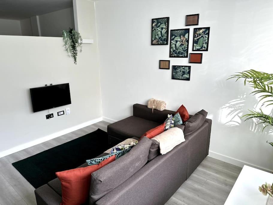 Studio Apartment In Μίλτον Κέινς Εξωτερικό φωτογραφία