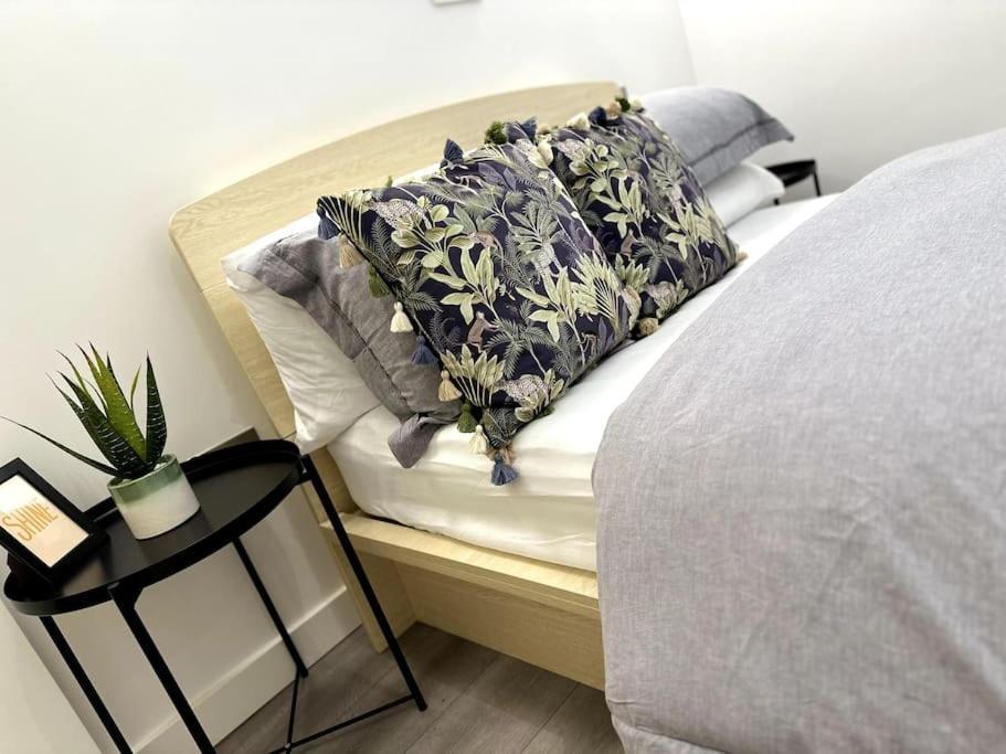 Studio Apartment In Μίλτον Κέινς Εξωτερικό φωτογραφία